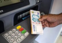 Bancos sin atención en las fiestas