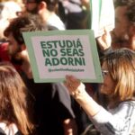 Paro universitario: tercera semana con clases públicas frente a la casa de Manuel Adorni