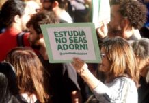 Paro universitario: tercera semana con clases públicas frente a la casa de Manuel Adorni