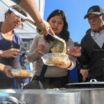 Olla popular frente a la casa de Manuel Adorni por recorte social