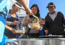 Olla popular frente a la casa de Manuel Adorni por recorte social
