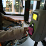 En medio de la fiebre mundialista, el Gobierno aplicó otro aumento del boleto de colectivos en el AMBA