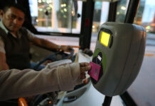 En medio de la fiebre mundialista, el Gobierno aplicó otro aumento del boleto de colectivos en el AMBA