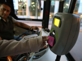 En medio de la fiebre mundialista, el Gobierno aplicó otro aumento del boleto de colectivos en el AMBA