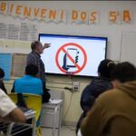 Cada vez más escuelas secundarias restringen el uso del celular en las aulas