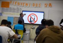 Cada vez más escuelas secundarias restringen el uso del celular en las aulas